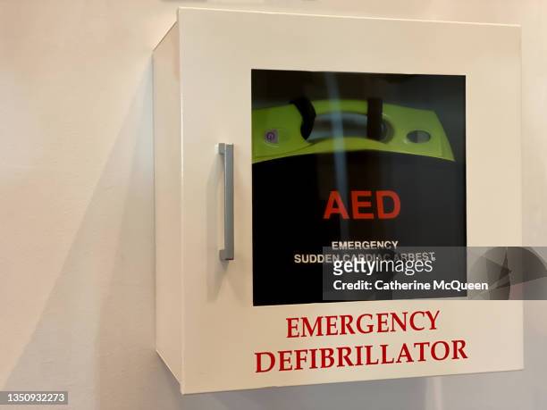 wall-mounted automated external defibrillator “aed” - defibrillation stock-fotos und bilder