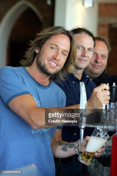 January 11, 2005. Brisbane, QLD - Country and western singer Keith Urban at the Normanby Hotel in Brisbane. He is pulling beer with left to right Kim...