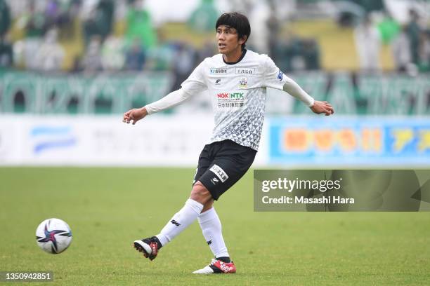 Yosuke Kashiwagi of FC Gifu in action during the J.League Meiji Yasuda J3 match between Azul Claro Numazu and FC Gifu at Ashitaka Park Stadium on...