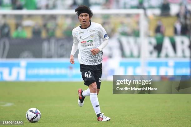 Yosuke Kashiwagi of FC Gifu in action during the J.League Meiji Yasuda J3 match between Azul Claro Numazu and FC Gifu at Ashitaka Park Stadium on...