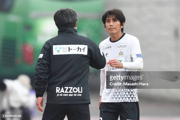 Yosuke Kashiwagi of FC Gifu looks on during the J.League Meiji Yasuda J3 match between Azul Claro Numazu and FC Gifu at Ashitaka Park Stadium on...