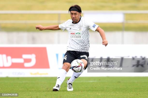 Takuya Honda of FC Gifu in action during the J.League Meiji Yasuda J3 match between Azul Claro Numazu and FC Gifu at Ashitaka Park Stadium on October...