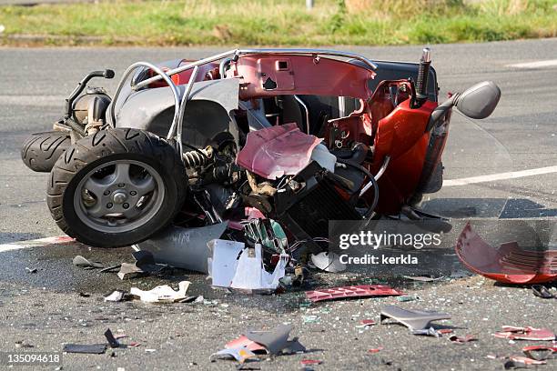 motorino dopo l'incidente - motorino foto e immagini stock