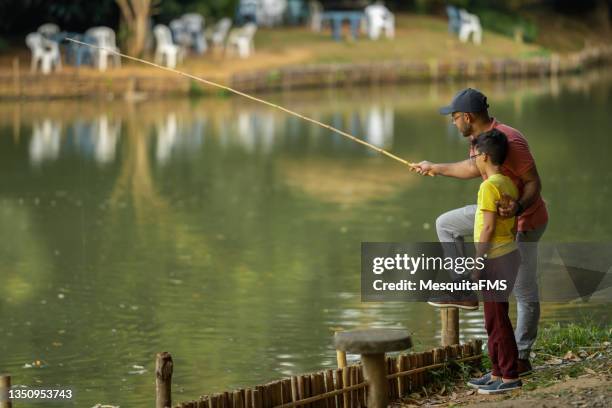 father and son fishing - father son water park stockfoto's en -beelden