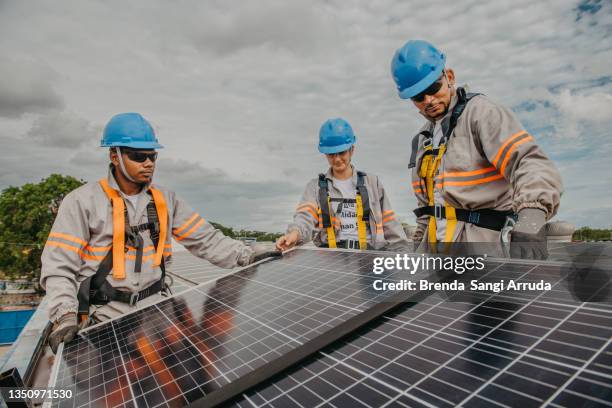 trabalhando na instalação de painéis solares - instalando - fotografias e filmes do acervo