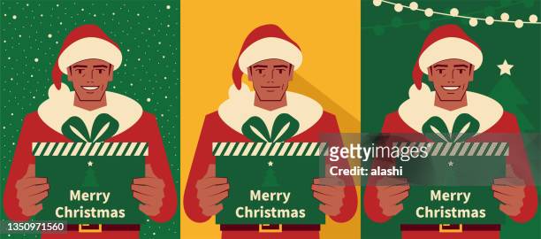 Jóvenes Guapos Y Felices Vestidos Con Un Traje De Santa Claus Sosteniendo  Un Regalo De Navidad Con Tres Fondos Ilustración de stock - Getty Images