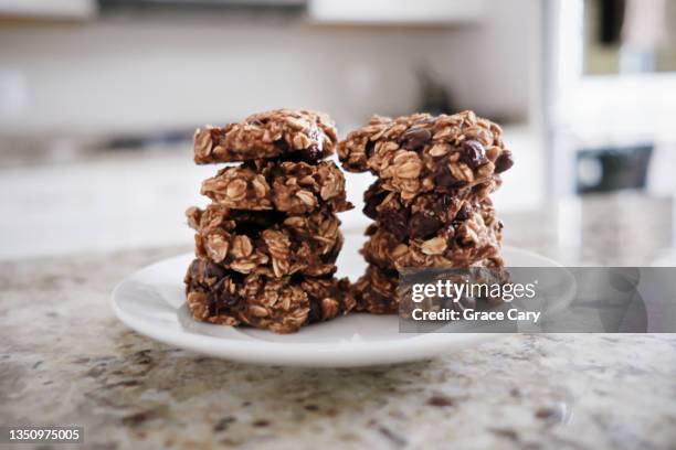 banana oatmeal chocolate chip cookies on saucer - schokobanane stock-fotos und bilder