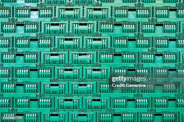 green plastic crate backgrounds - plastic produce crate stock pictures, royalty-free photos & images