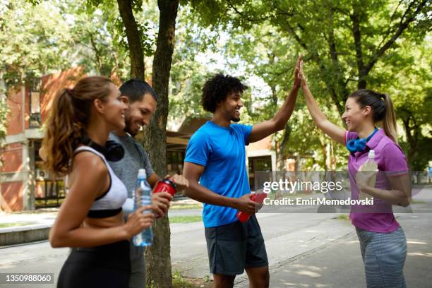 couple se donnant cinq high cinq après un entraînement intensif - homme rencontre femme photos et images de collection