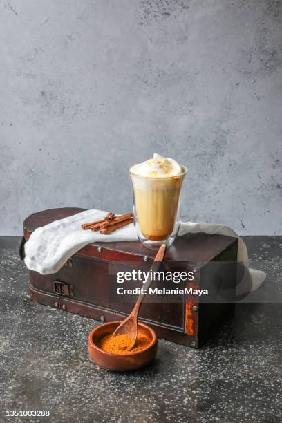 tumeric chai latte kurkuma golden milk with foam and spices - chai tea stockfoto's en -beelden