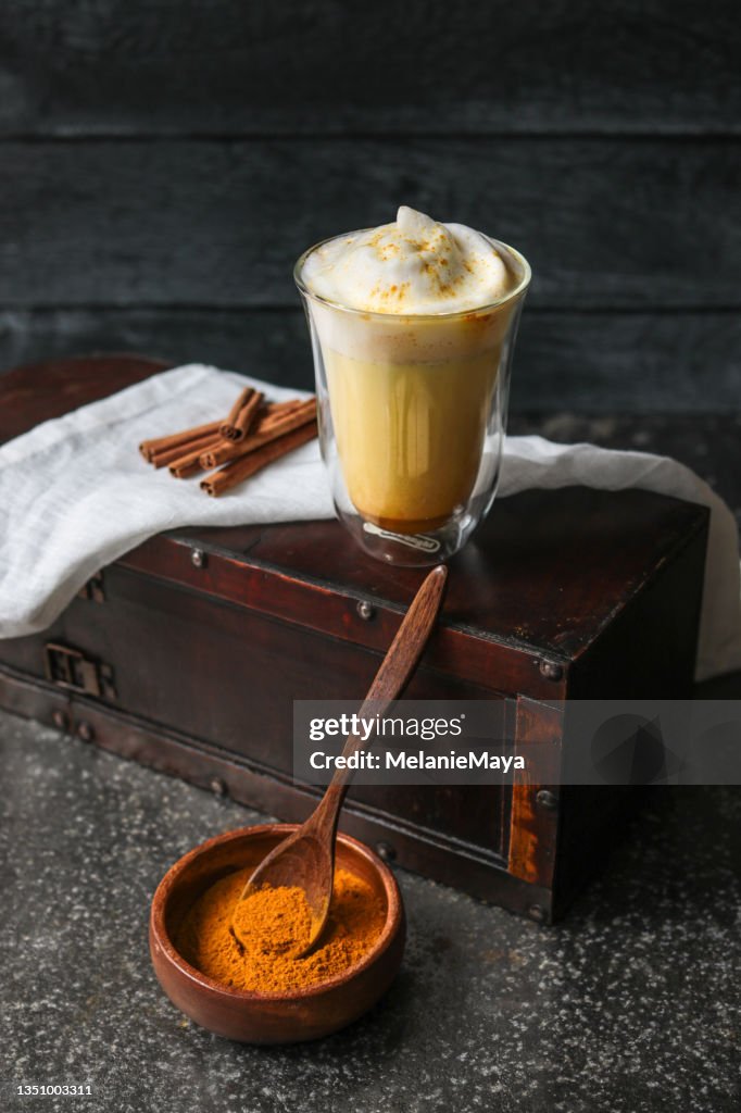 Kurkuma Chai Latte Kurkuma Goldene Milch mit Schaum und Gewürzen