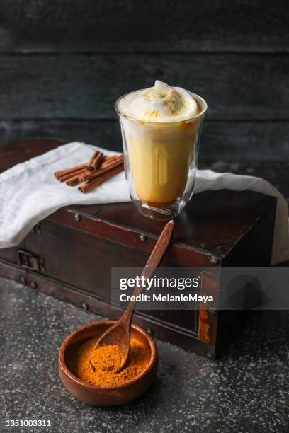 tumeric chai latte kurkuma golden milk with foam and spices - chai tea stockfoto's en -beelden