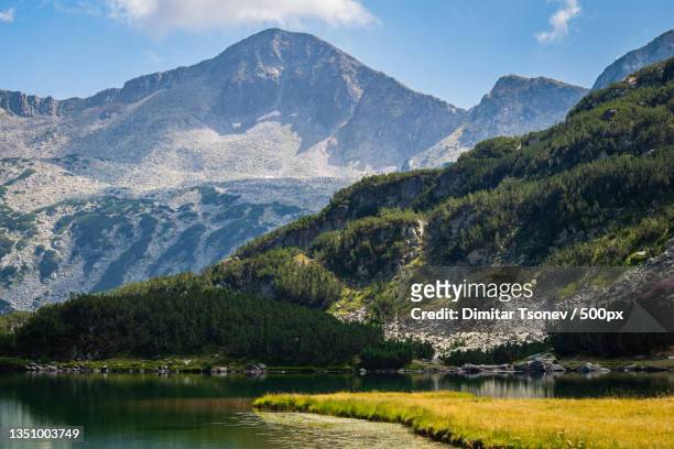 scenic view of lake by mountains against sky,bansko,bulgaria - bansko stockfoto's en -beelden
