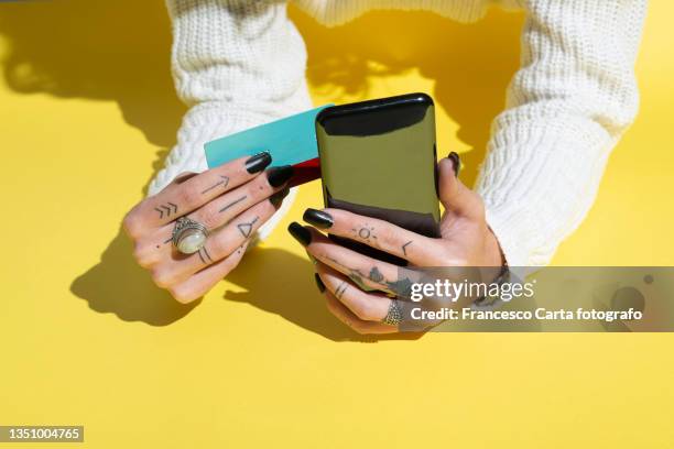 woman's hands using credit card for shopping online - hold credit card imagens e fotografias de stock