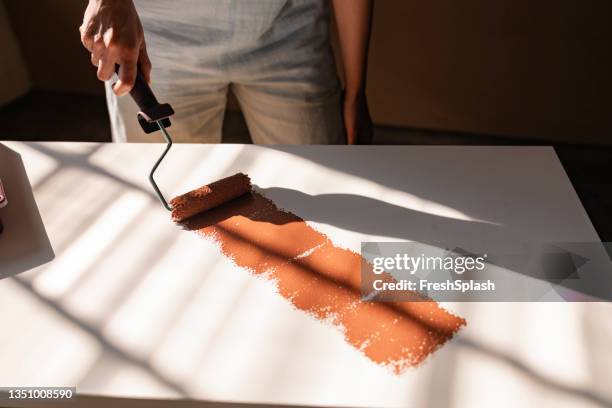 mujer irreconocible pintando muebles viejos - fourniture de bureau fotografías e imágenes de stock