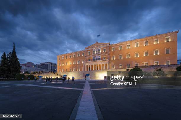 syntagma square and hellenic parliament at dusk, athens, greece - greek parliament stock-fotos und bilder