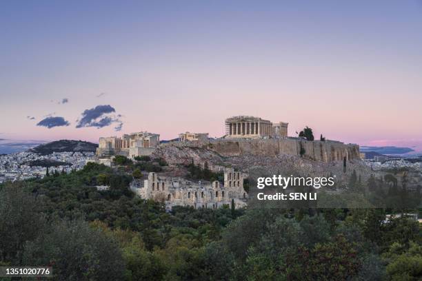 sunset landscapes of the acropolis in athens, greece - acrópole imagens e fotografias de stock