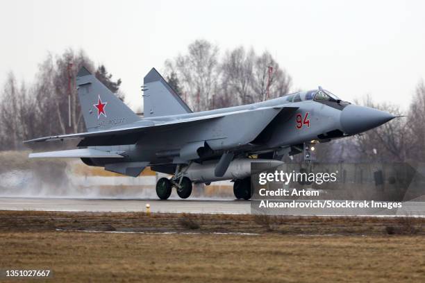 mig-31k attack aircraft of the russian air force with kinzhal missile landing. - rocket landing stock pictures, royalty-free photos & images