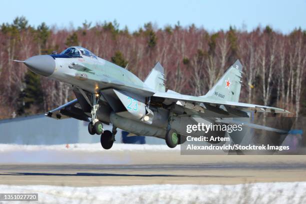 mig-29smt jet fighter of the russian air force landing. - mig 29 fotografías e imágenes de stock