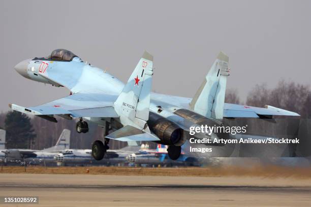 su-35s jet fighter of the russian air force taking off, kubinka, russia. - avião de combate imagens e fotografias de stock