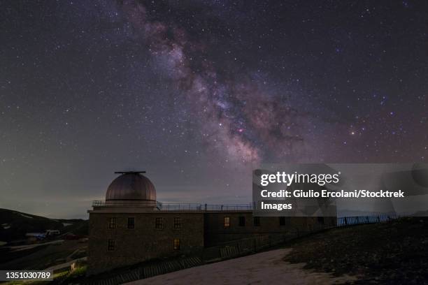 astronomical observatory on the plateau of campo imperatore, italy. - observatorium stockfoto's en -beelden