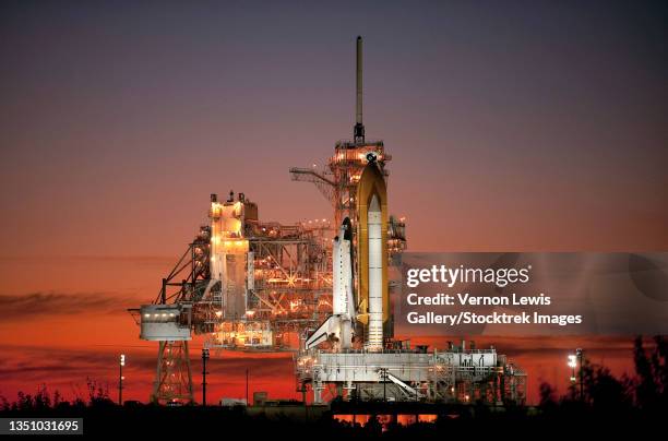 space shuttle atlantis poised for take-off on the launch pad in cape canaveral, florida.. - nasa kennedy space center stock pictures, royalty-free photos & images