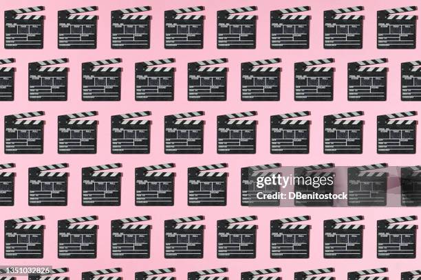 wooden old movie clapperboard pattern with hard shadow on pink background. concept of film industry, cinema, entertainment, and hollywood. - film slate photos et images de collection