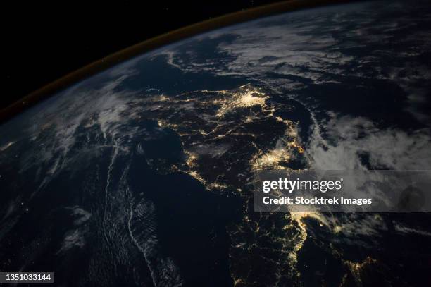 view from space of the city lights of japan at night. - anel de fogo do pacífico imagens e fotografias de stock