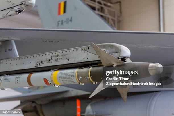 live aim-9m missile on a belgian f-16 jet. - cascavel norte americana imagens e fotografias de stock