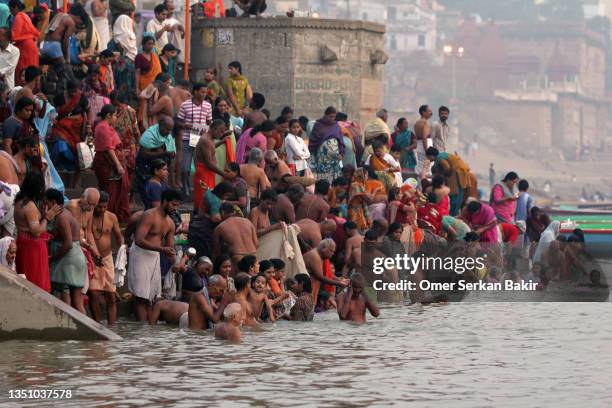 hindus bathing in the ganges river - pilgrim stockfoto's en -beelden