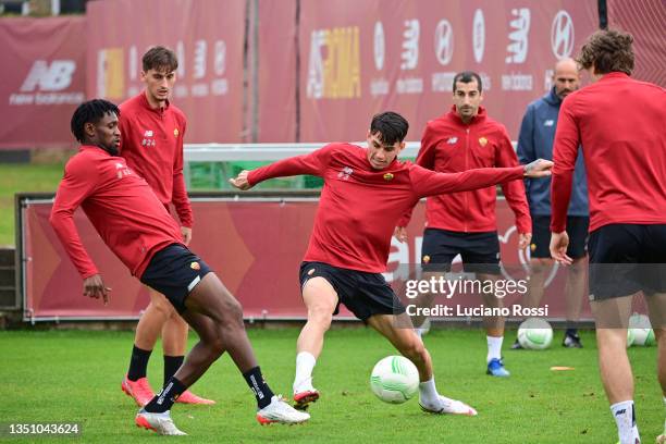 Roma players Amadou Diawara and Roger Ibanez during training session at Centro Sportivo Fulvio Bernardini on November 03, 2021 in Rome, Italy.