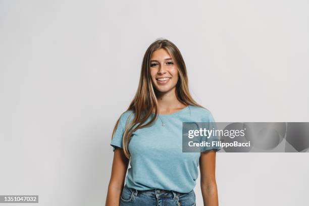 retrato de una mujer adulta joven sobre un fondo blanco - fondo gris fotografías e imágenes de stock