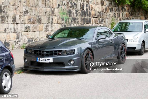 parked camaro us sports car - chevrolet camaro stockfoto's en -beelden