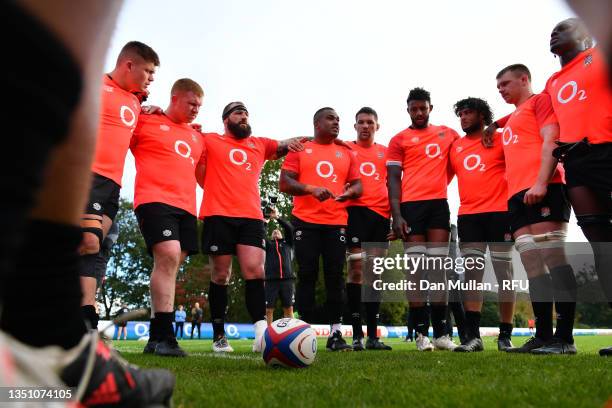 Kyle Sinckler of England talks to his team mates in a a huddle during a training session at Pennyhill Park on November 02, 2021 in Bagshot, England.