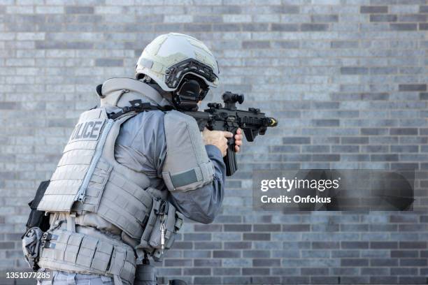swat police officer shooting with firearm - bulletproof vest stock pictures, royalty-free photos & images
