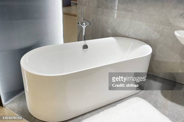 white luxury bathtub - amenities hotel stockfoto's en -beelden