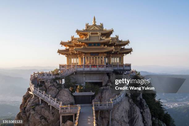 magnificent taoist architecture - chinese temple stockfoto's en -beelden