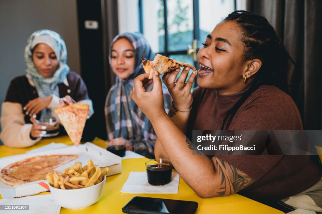 friends eating pizza together, Stock image