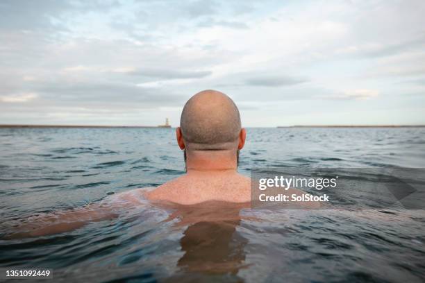 santé mentale - complètement chauve photos et images de collection