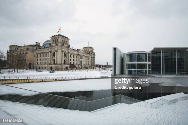 snowy government district with berlin reichstag in winter - rio spree imagens e fotografias de stock