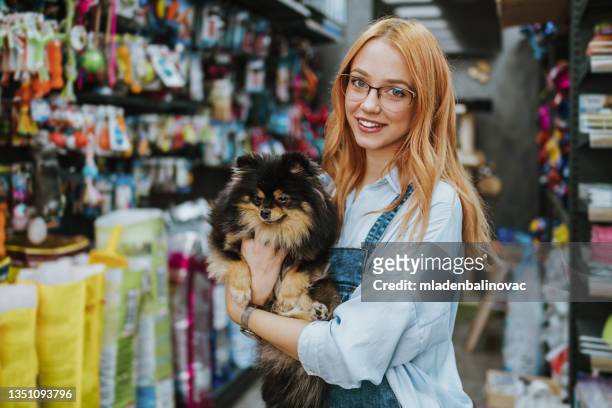 woman in pet shop - equipamento para animal de estimação imagens e fotografias de stock