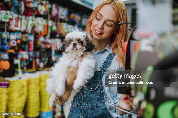 woman in pet shop - 寵物 個照片及圖片檔