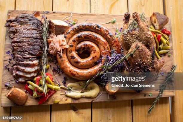 a huge platter of fresh barbeque - scheibe portion stock-fotos und bilder