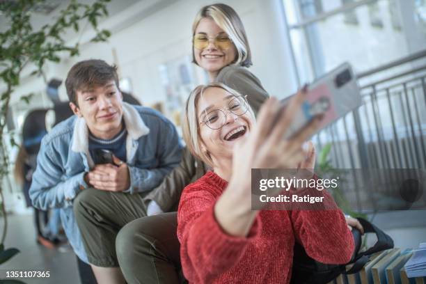 gymnasiasten, die selfies im schulflur machen. - exam hall stock-fotos und bilder