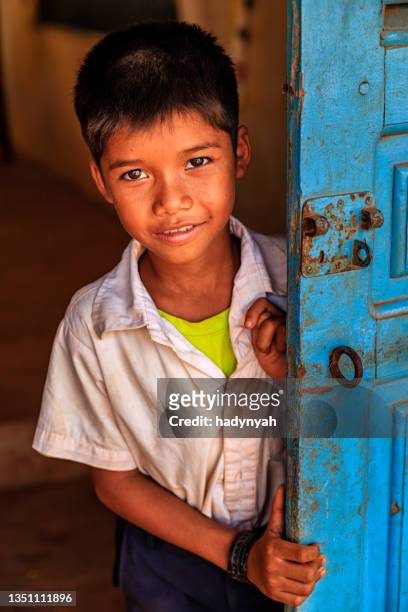 cambodian schoolboy standing in doorway of school, cambodia - cambodjaanse cultuur stockfoto's en -beelden