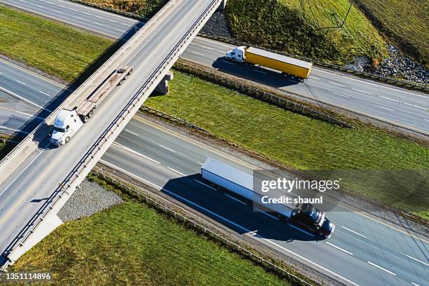 highway trucking - truck highway stock-fotos und bilder