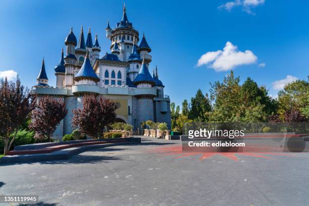 castillo de cuento en el parque sazova / eskisehir, turquía - eskisehir fotografías e imágenes de stock