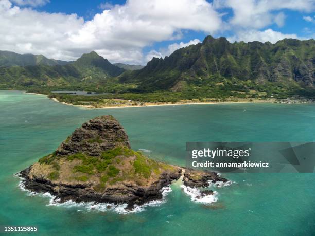 aerial view of mokoli’i island, kane'ohe bay, oahu, hawaii, usa - クアロア公園 ストックフォトと画像