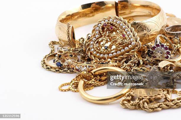 a messed up pile of gold jewelry - gold necklace bildbanksfoton och bilder