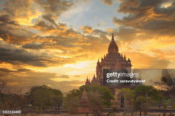 ancient temple ruin at sunset, bagan, mandalay, myanmar - mandalay foto e immagini stock